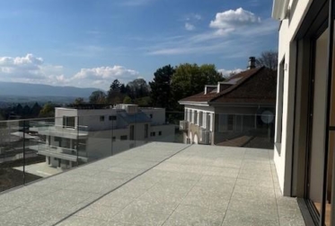 2.5 pièces en attique avec grande terrasse et vue sur le lac