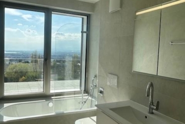 2.5 pièces en attique avec grande terrasse et vue sur le lac