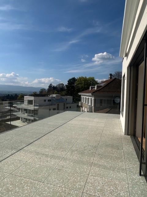 2.5 pièces en attique avec grande terrasse et vue sur le lac