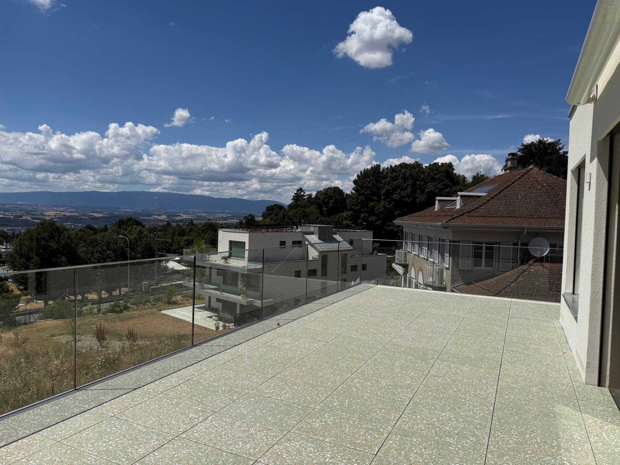 2.5 pièces en attique avec grande terrasse et vue sur le lac
